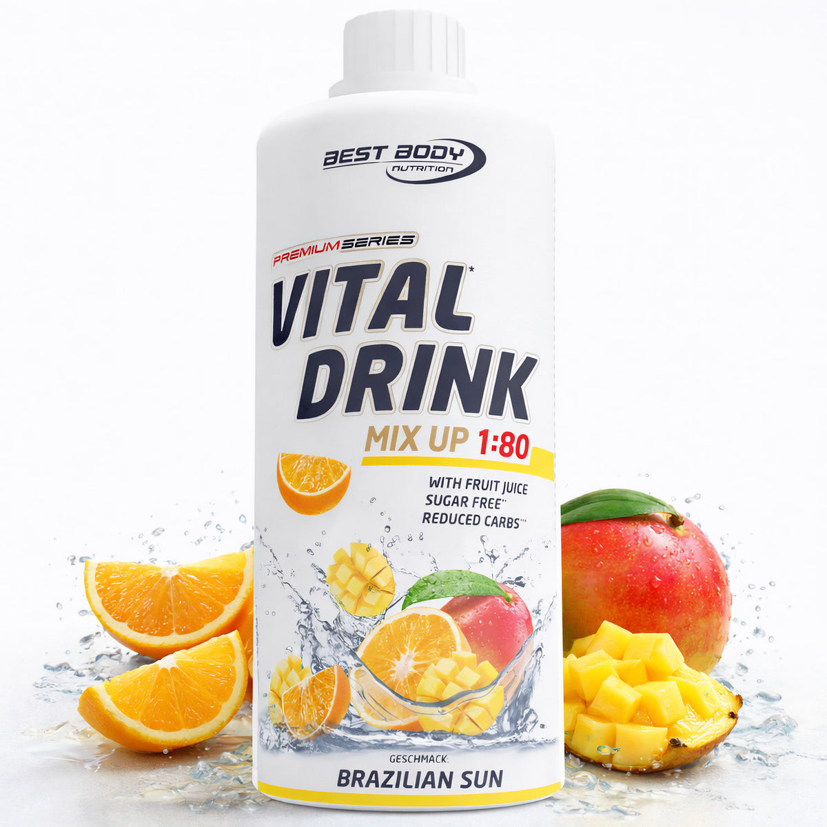 Vital Drink Brazilian Sun von Best Body Nutrition, Flasche von vorne, Mango- und Orangenscheiben sowie Mango und Orange im Wasser.