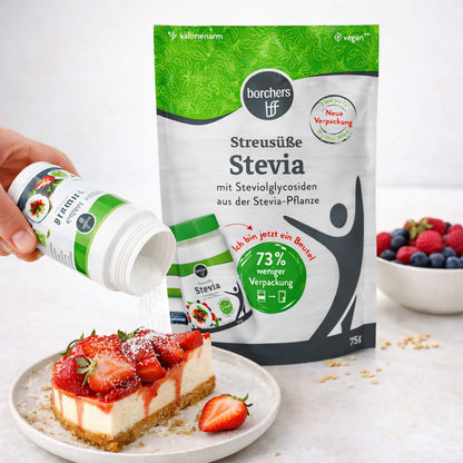borchers stevia streusüße wird aus einer Dose auf ein Stück Erdbeer-Käsekuchen gestreut, im Hintergrund der Verpackungsbeutel und eine Schale Beeren.
