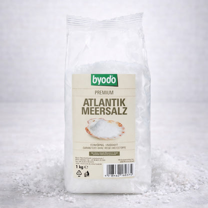 Feines Atlantik-Meersalz von Byodo in einem 1000g Beutel, ideal zum Kochen und Würzen in der Küche.