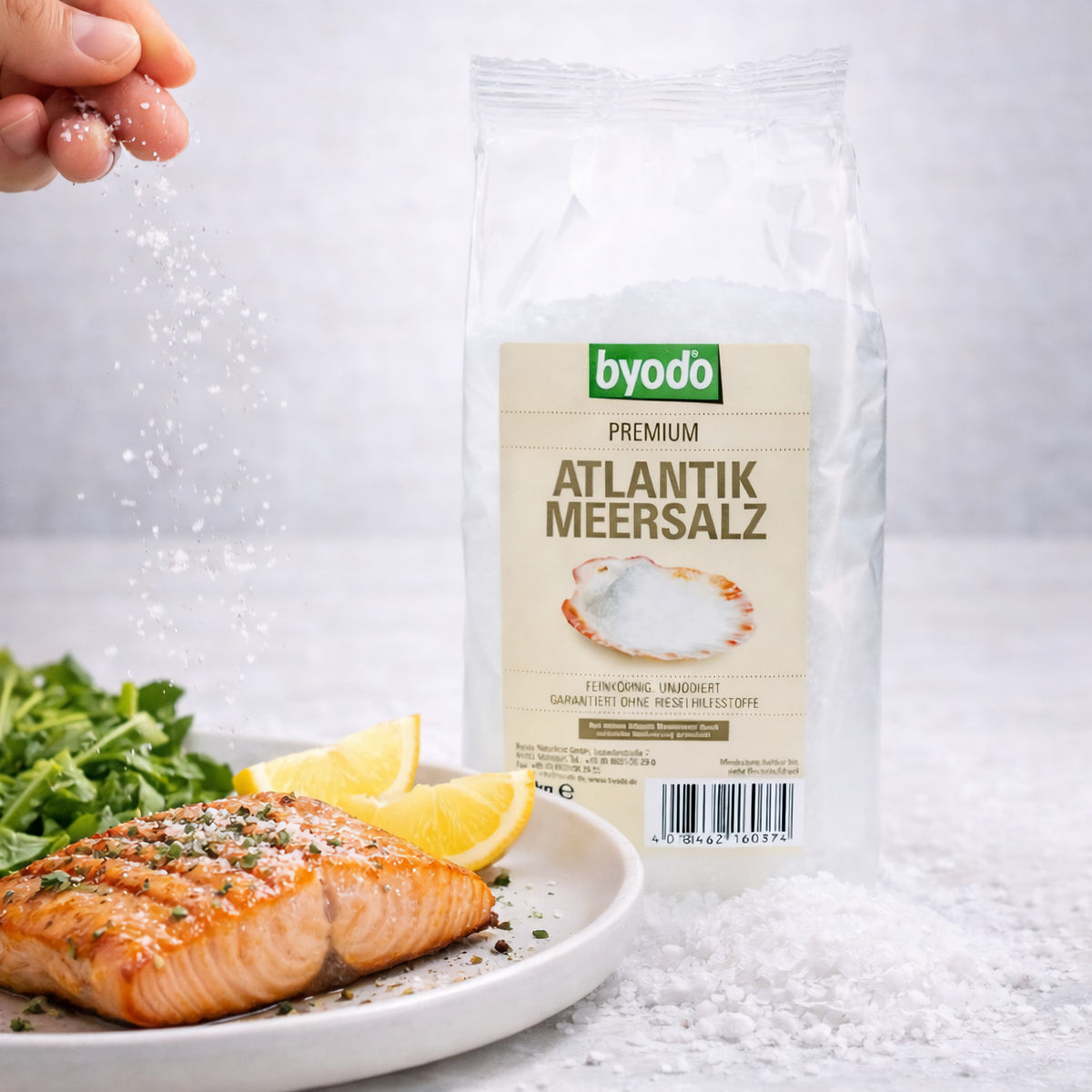 Feines Atlantik-Meersalz von Byodo in 1000g Verpackung, ideal zum Kochen, zeigt das Salz in einer offenen Verpackung