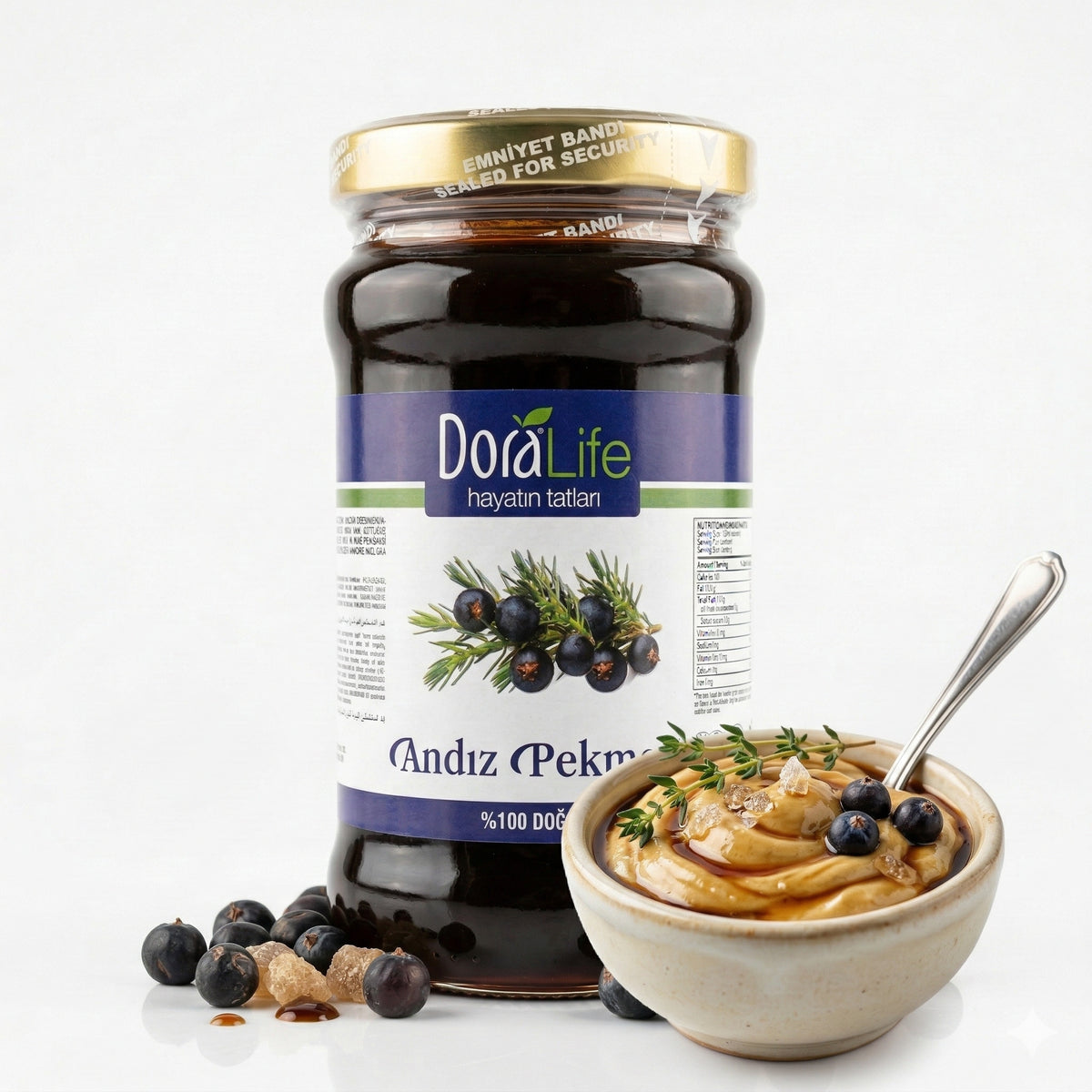 Dora Life Wacholderbeerensirup im Glas, ideal für Frühstück, sichtbar in einem klaren Glas mit Sirupfüllung, 380g.