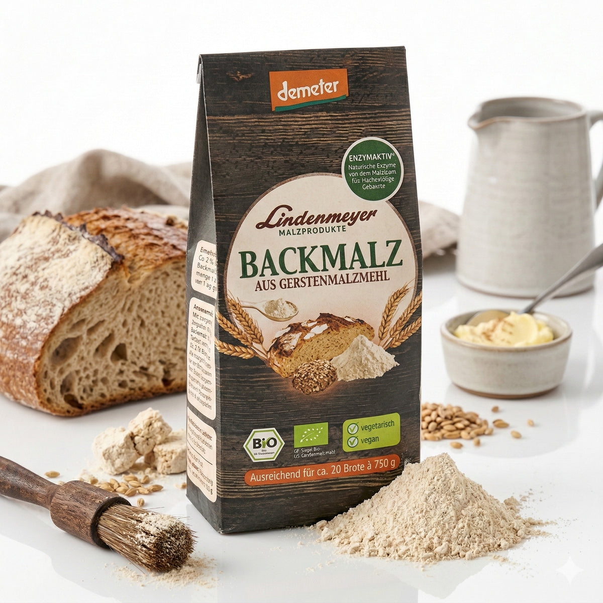 Donath Mühle Bio Demeter Backmalz 200g mit Brotlaib, Backpinsel, Schale mit Butter und Streu Backmalz, ideal zum Backen und Frühstück.