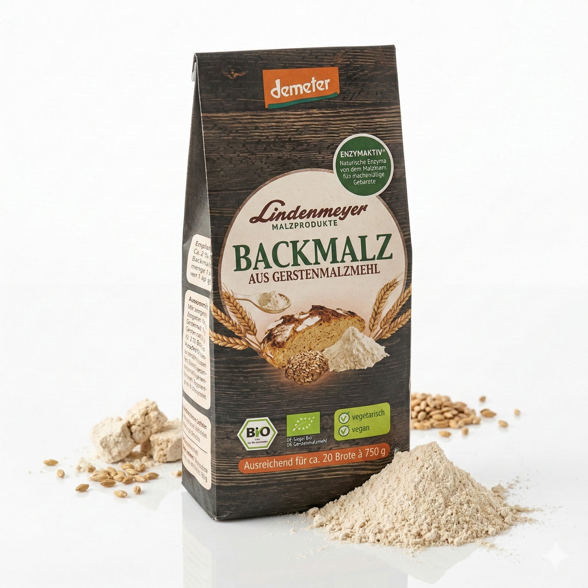 Packung Donath Mühle Demeter Backmalz 200g stehend, daneben ein Häufchen Backmalzpulver und einige Gerstenkörner auf weißem Untergrund.