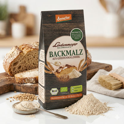 Donath Mühle Demeter Backmalz 200g vor angeschnittenem Brot auf Holzbrett, mit Löffel Backmalz und Backpinsel, geeignet für Snacks und Frühstück.