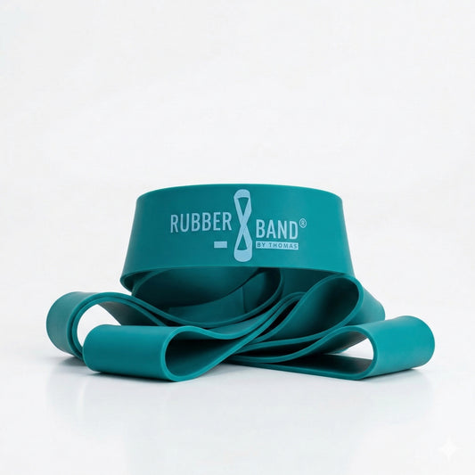 Zusammengelegtes türkisfarbenes Dittmann Rubber-Band in der Stärke stark auf weißem Hintergrund, Produktlogo sichtbar.