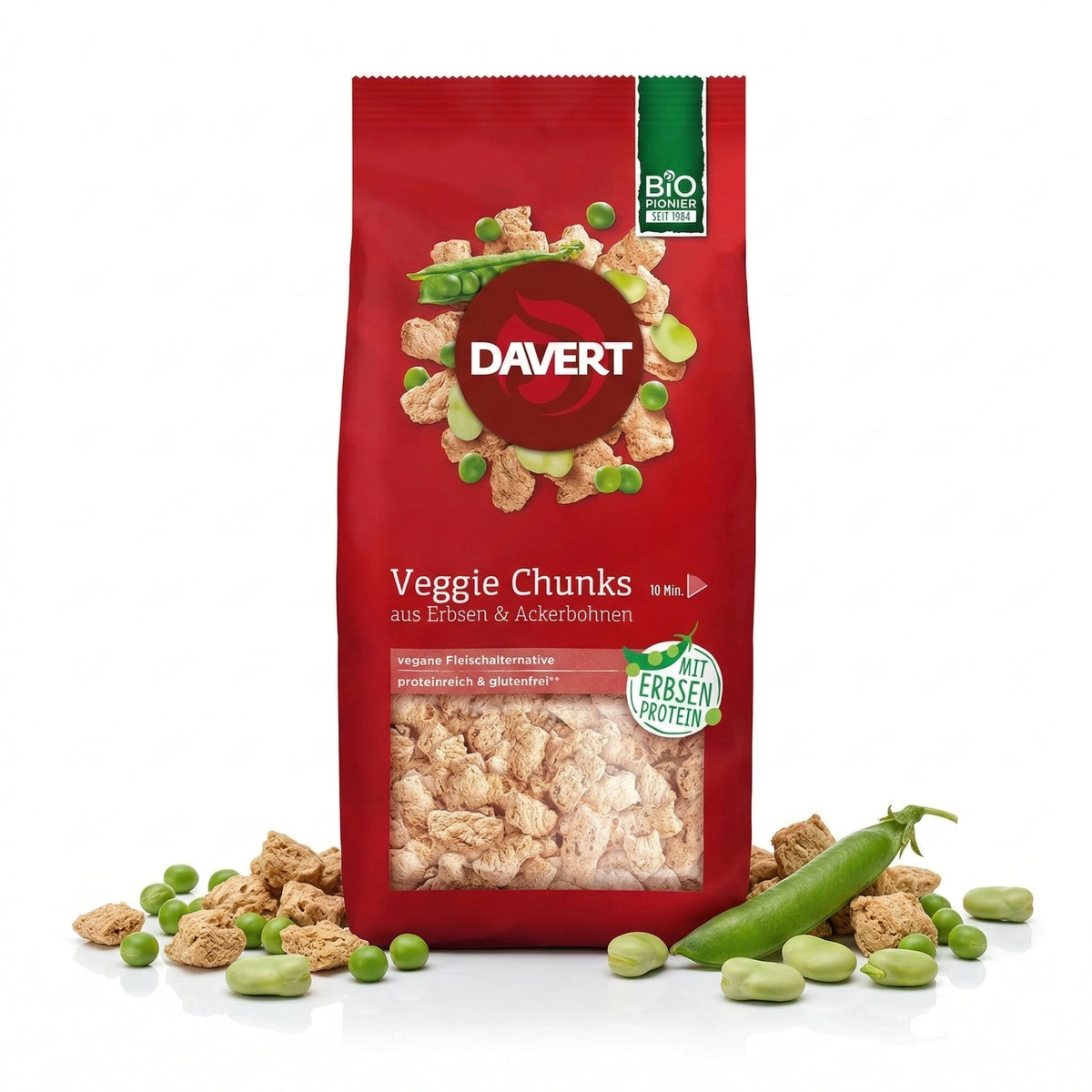 Davert Veggie Chunks 100g in roter Verpackung, umgeben von Erbsen, Ackerbohnen und trockenen Chunks, auf weißem Hintergrund.