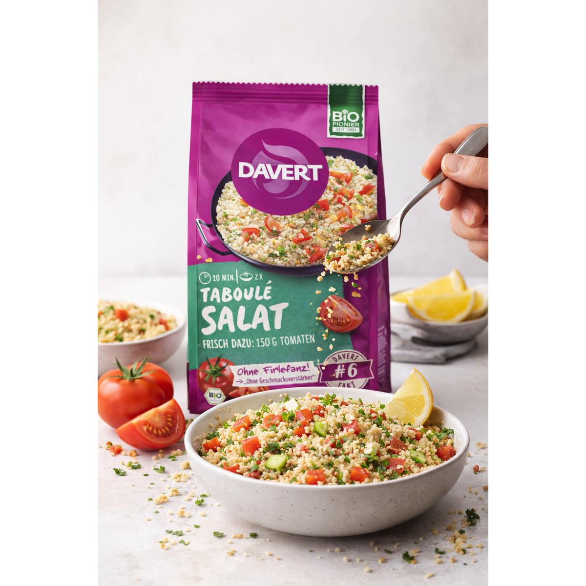 Bio Taboulé Salat von Davert, frischer gekochter Salat mit Kräutern und Gemüse, in einer Schüssel auf einem Tisch.