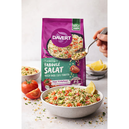 Bio Taboulé Salat von Davert, frischer gekochter Salat mit Kräutern und Gemüse, in einer Schüssel auf einem Tisch.