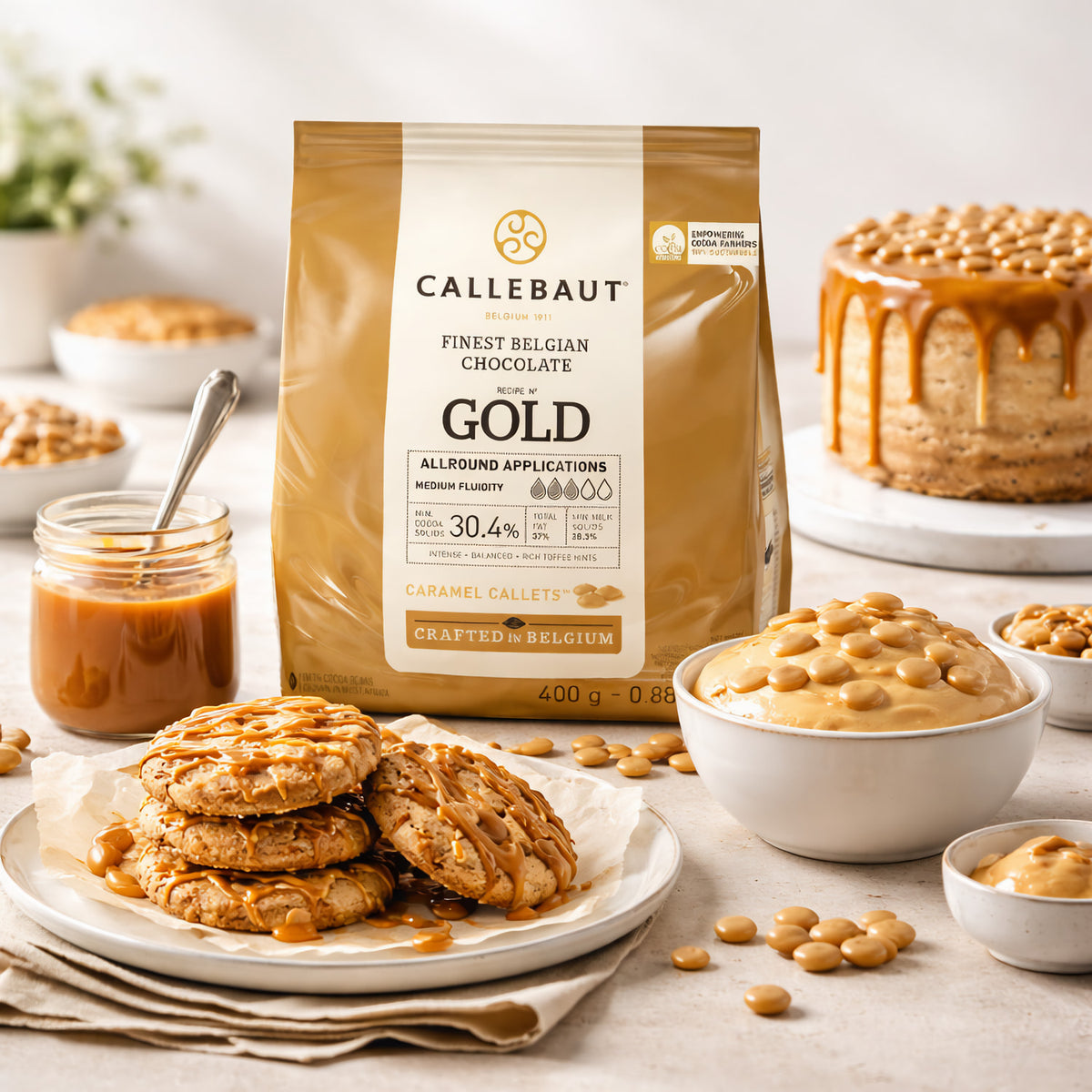 Callebaut gold Karamell-Schokoladenkuvertüre Callets 400g beim Backen, umgeben von Cookies, Karamellsoße, Kuchen und Schale mit Callets.