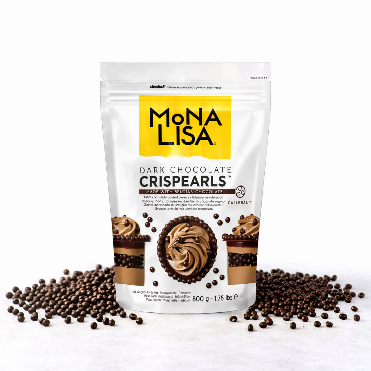 Beutel Callebaut Crispearls dark 800g mit dunklen Schokoladenperlen, umgeben von verstreuten Crispearls auf weißem Untergrund.