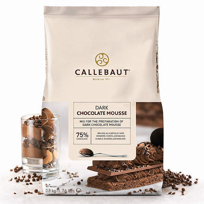 Vorderseite der Callebaut Dark Chocolate Mousse 800g Packung mit Glas dunkler Schokoladenmousse und Schokoladen-Dekor daneben.