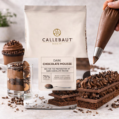 Callebaut Dark Chocolate Mousse 800g Packung mit Spritzbeutel, Schokoladenmousse auf Gebäck und Glas mit dunkler Mousse im Vordergrund.