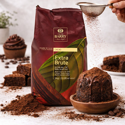 Callebaut Kakaopulver Extra Brute, 1kg, feines dunkles Kakaopulver für Backen und Kochen, in einer weißen Packung.