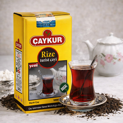 Caykur Rize Turist türkischer Kräuter- und Tee, 1000g Packung mit frischen, hochwertigen Teeblättern, Nahaufnahme der Teetasse