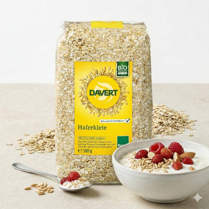 Bio Haferkleie von Davert, ideal zum Backen, in einer transparenten Schüssel mit Haferkleie sichtbar.