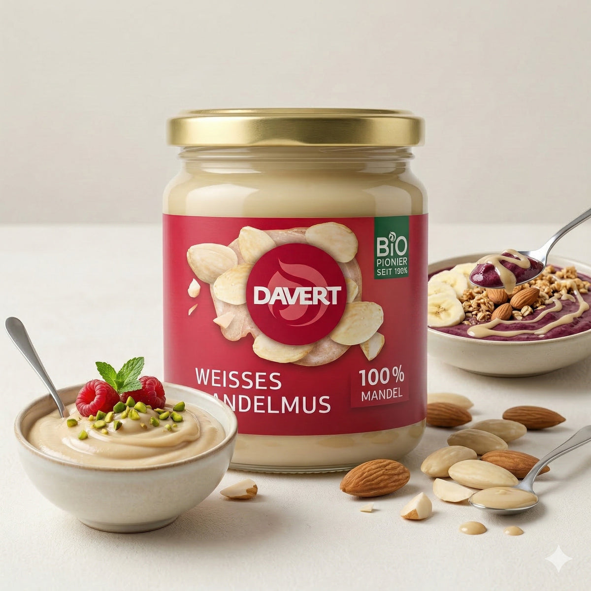 Bio Mandelmus von Davert in einer Schüssel, ideal für Frühstück, aus weißem Bio-Mandeln, 250g.