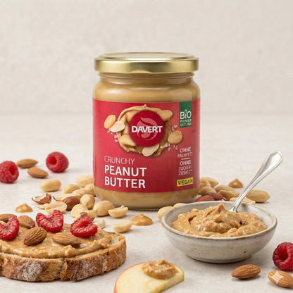Bio-Crunchy Erdnussbutter von Davert in 250g, cremige Frühstücks-Erdnussbutter mit knusprigen Nüssen, Nahaufnahme