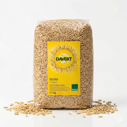 Bio Hafer von Davert, entspelzt, in einer Schüssel für Kochen, zeigt den rohen, natürlichen Hafer in 1kg Verpackung