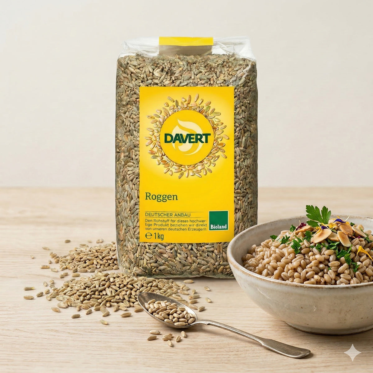 Bio Roggenmehl von Davert, ideal zum Backen, in 1kg Verpackung, zeigt das Mehl in einer natürlichen Backumgebung.