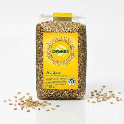 Bio Grünkern von Davert, zum Backen geeignet, in der Verpackung auf einem weißen Hintergrund sichtbar.