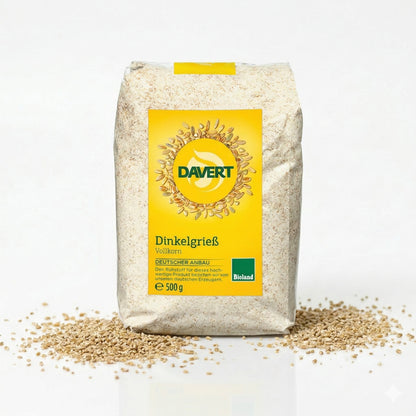 Bio Dinkelgries von Davert, zum Backen geeignet, in einer 500g Verpackung, sichtbar in einem Backbehälter