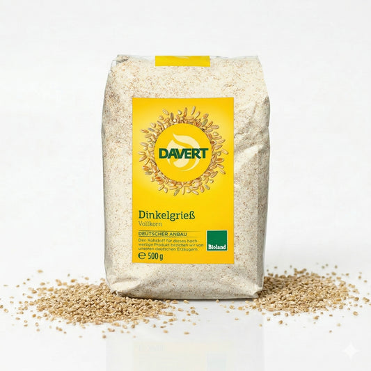 Bio Dinkelgries von Davert, zum Backen geeignet, in einer 500g Verpackung, sichtbar in einem Backbehälter