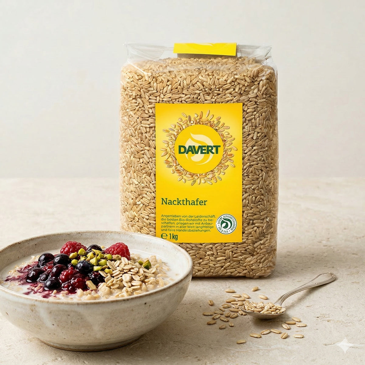 Bio Nackthafer von Davert im Kochen-Set, zeigt ungekoften Hafer in einer Schüssel, ideal für gesunde Mahlzeiten.