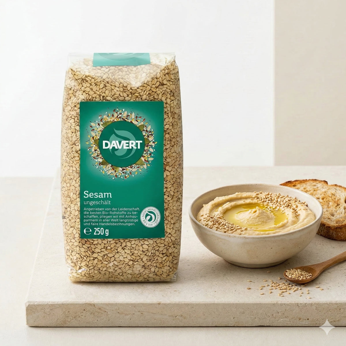 Ungeschälter Bio-Sesam von Davert in 250g Packung, ideal zum Kochen, mit sichtbaren, hellbraunen Sesamsamen auf weißem Hintergrund.