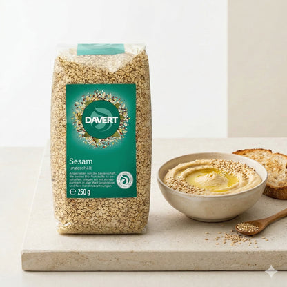 Ungeschälter Bio-Sesam von Davert in 250g Packung, ideal zum Kochen, mit sichtbaren, hellbraunen Sesamsamen auf weißem Hintergrund.
