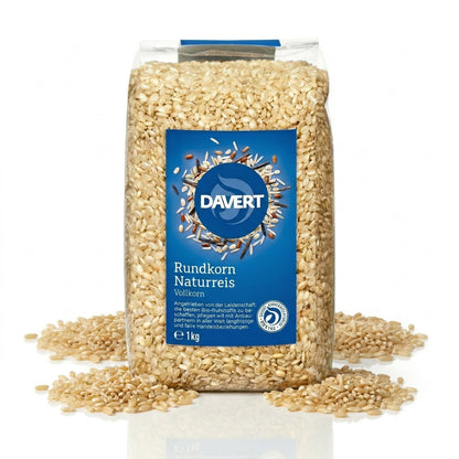 Packung Davert Rundkornreis natur, 1 kg, stehend auf weißem Untergrund mit verstreutem Reis davor und daneben.