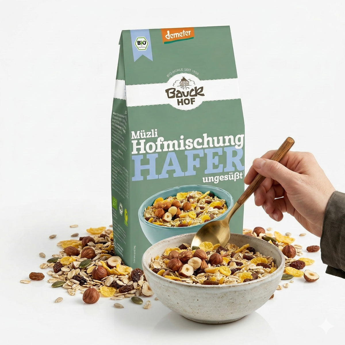 Bauckhof Bio Hafermüsli Hofmischung von Bauck Mühle, Demeter, für Frühstück, zeigt die Verpackung und Haferflocken.