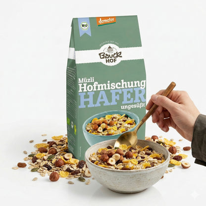 Bauckhof Bio Hafermüsli Hofmischung von Bauck Mühle, Demeter, für Frühstück, zeigt die Verpackung und Haferflocken.