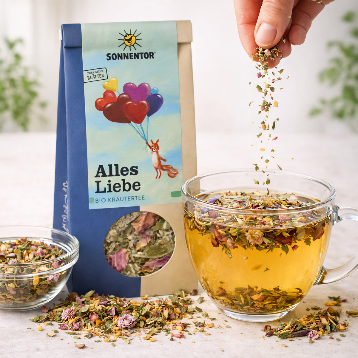 Bio-Kräutertee "Alles Liebe" von Sonnentor, lose, 50g, mit frischen Kräutern, in einer stilvollen Verpackung.