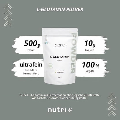 Nutri+ Glutamin Pulver 500g Beutel mittig vor grauem Hintergrund, umgeben von Infos zu Inhalt, Dosierung, Herkunft und veganem Hinweis.