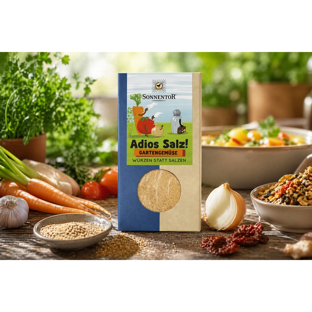Sonnentor Adios Salz! Gartengemüse Gewürzpackung auf Holztisch, umgeben von frischem Gemüse und Schalen mit Gewürzen.