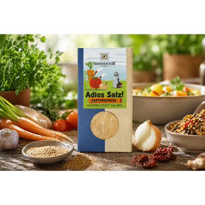 Sonnentor Adios Salz! Gartengemüse Gewürzpackung auf Holztisch, umgeben von frischem Gemüse und Schalen mit Gewürzen.