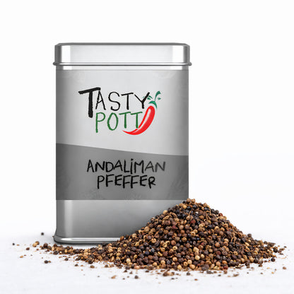 Tasty Pott Andaliman Pfeffer ganz in silberner Dose mit einem Haufen ganzer Pfefferkörner davor auf weißem Hintergrund.