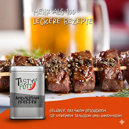 Gegrillte Fleischspieße mit Tasty Pott Andaliman Pfeffer ganz bestreut, im Vordergrund eine silberne Dose vor unscharfem Hintergrund.