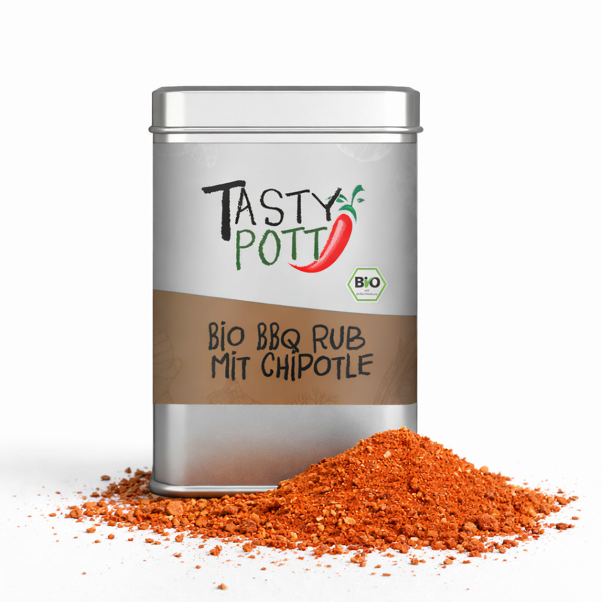 Tasty Pott Bio BBQ Rub mit Chipotle in silberner 100g Dose, davor ein Haufen des roten, grobkörnigen Gewürzes auf weißem Untergrund.