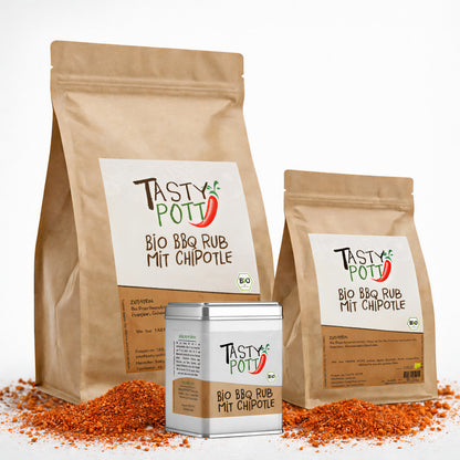 Tasty Pott Bio BBQ Rub mit Chipotle Nachfüllbeutel und Dose, verschiedene Größen, auf Gewürzpulver stehend.