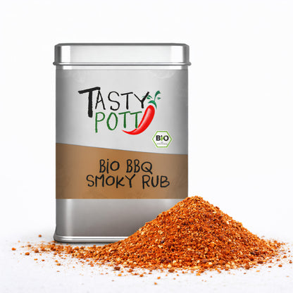 Tasty Pott Bio Smoky BBQ Rub Grillgewürz in silberner 100g Dose, davor ein Haufen rötlich-braunes Rub-Gewürz auf weißem Untergrund.