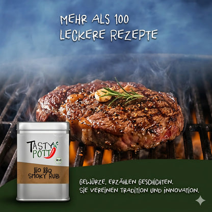 Gegrilltes Steak auf dem Grillrost, bestreut mit Tasty Pott Smoky BBQ Rub Grillgewürz, daneben die silberne 100g Dose vor rauchigem Hintergrund.