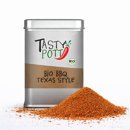 Tasty Pott Texas Style BBQ Gewürz 100g Dose mit braun-rotem Grillgewürz als Haufen im Vordergrund auf weißem Hintergrund.
