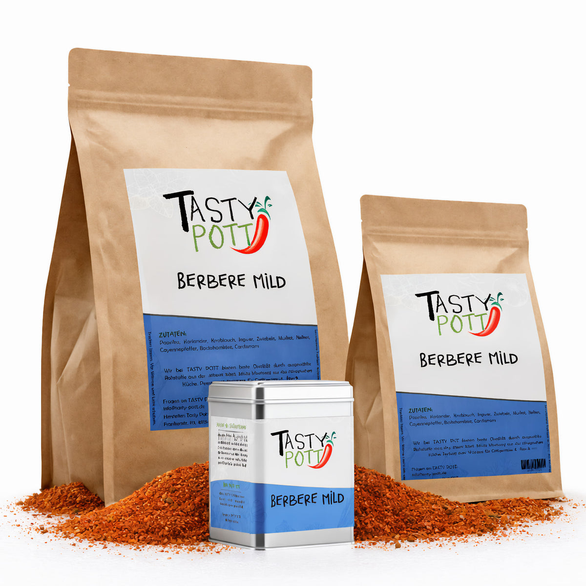 Tasty Pott Berbere mild äthiopische Gewürzmischung in zwei braunen Nachfüllbeuteln und einer Dose, mit losem Gewürz davor auf weißem Hintergrund.