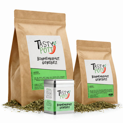 Drei Tasty Pott Bohnenkraut getrocknet & gerebelt Verpackungen, zwei braune Nachfüllbeutel und eine silberne Dose, stehend auf verstreutem Bohnenkraut.