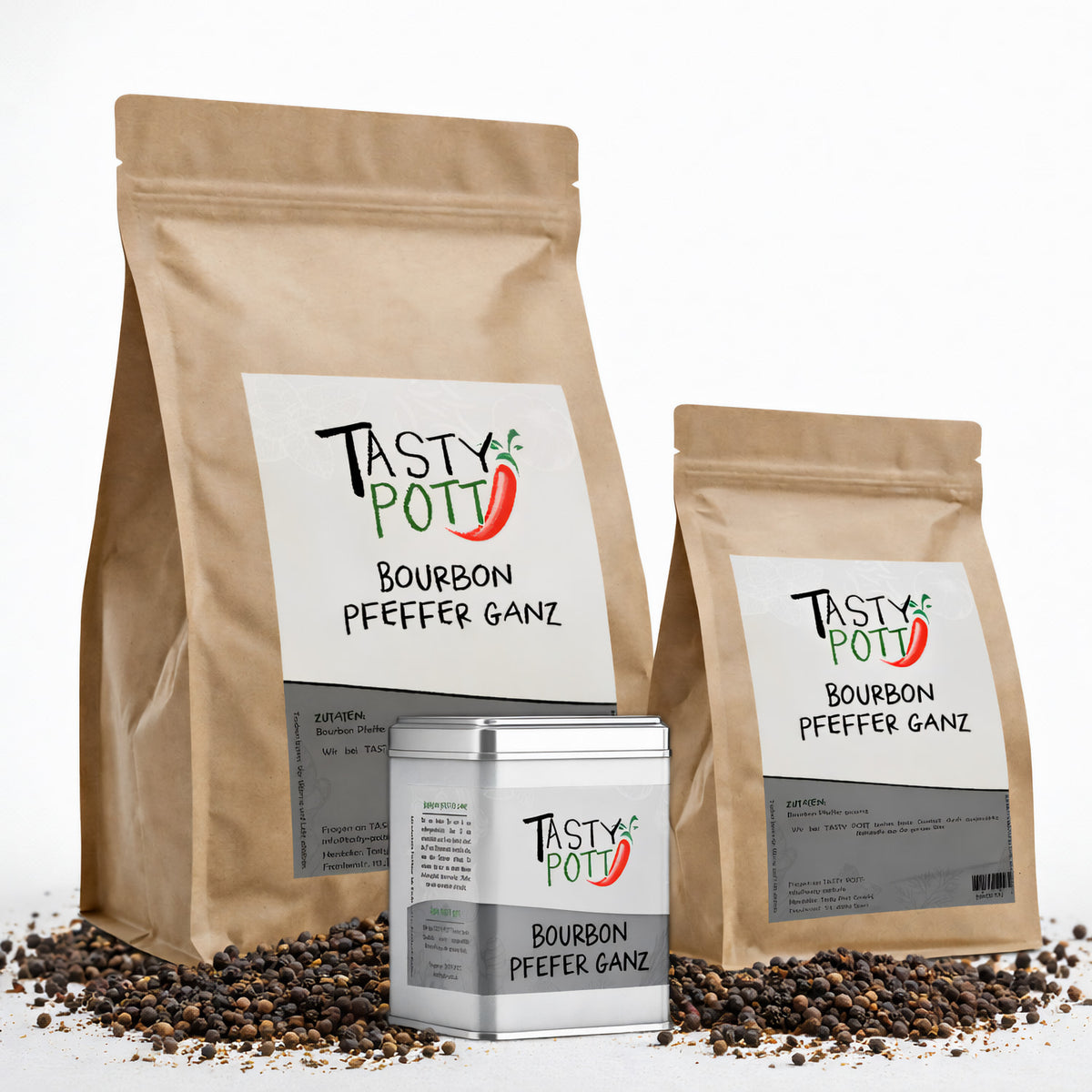 Tasty Pott Bourbon Pfeffer schwarz ganz im Nachfüllbeutel und in der Dose, umgeben von Pfefferkörnern auf weißem Hintergrund.