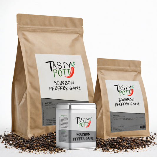 Tasty Pott Bourbon Pfeffer schwarz ganz im Nachfüllbeutel und in der Dose, umgeben von Pfefferkörnern auf weißem Hintergrund.