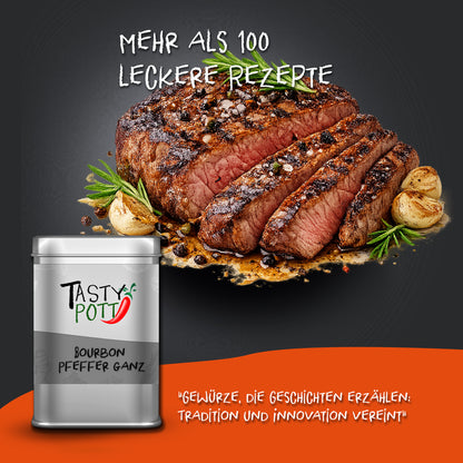 Tasty Pott Bourbon Pfeffer schwarz ganz in Dose vor einem aufgeschnittenen Steak mit Pfefferkörnern und Kräutern auf dunklem Hintergrund.