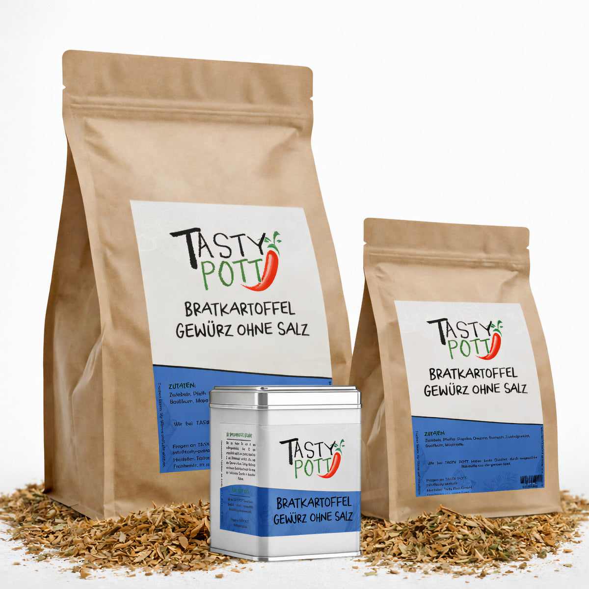 Tasty Pott Bratkartoffelgewürz ohne Salz im Nachfüllbeutel und in der Dose, stehend auf verstreuten Gewürzen, Vorderansicht.
