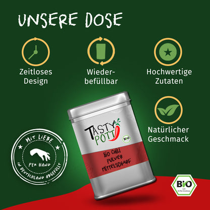 Tasty Pott Bio Chili Pulver mittelscharf in silberner Dose auf grünem Hintergrund, umgeben von Icons für zeitloses Design, Wiederbefüllbarkeit und natürliche gewürze.